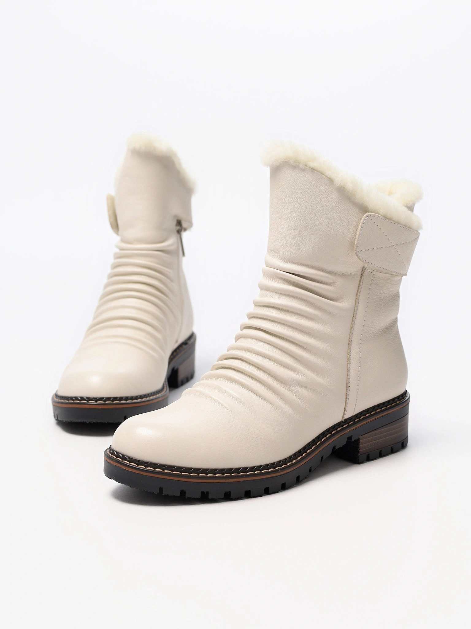 Ботинки молочного цвета на среднем каблуке